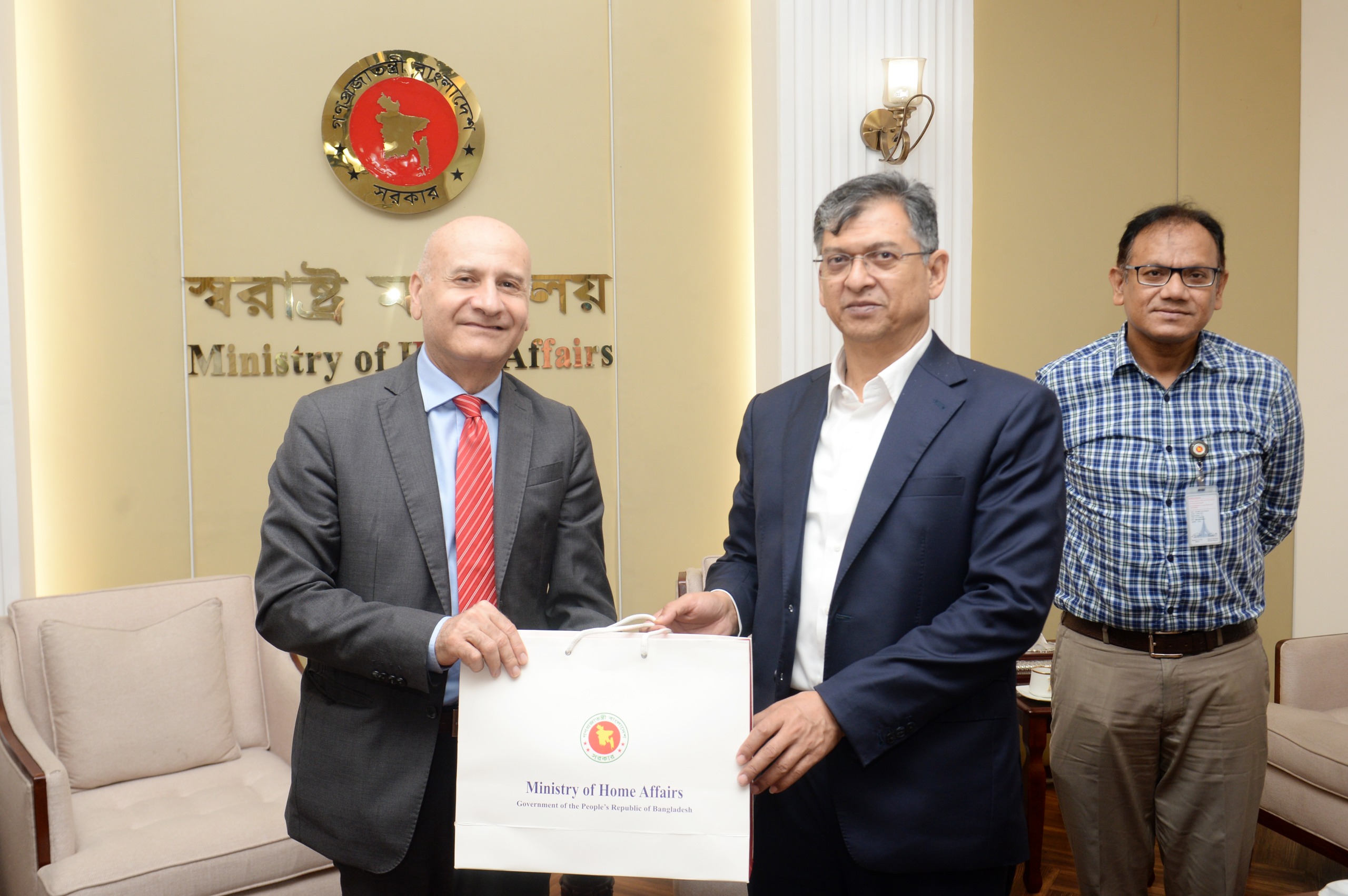 বাংলাদেশ ইতালির সঙ্গে সম্পর্ককে বিশেষ গুরুত্ব দেয়: স্বরাষ্ট্রমন্ত্রী