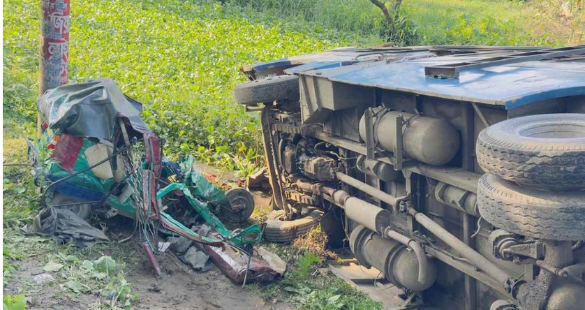 বাসের ধাক্কায় একই পরিবারের তিন জনসহ নিহত ৫