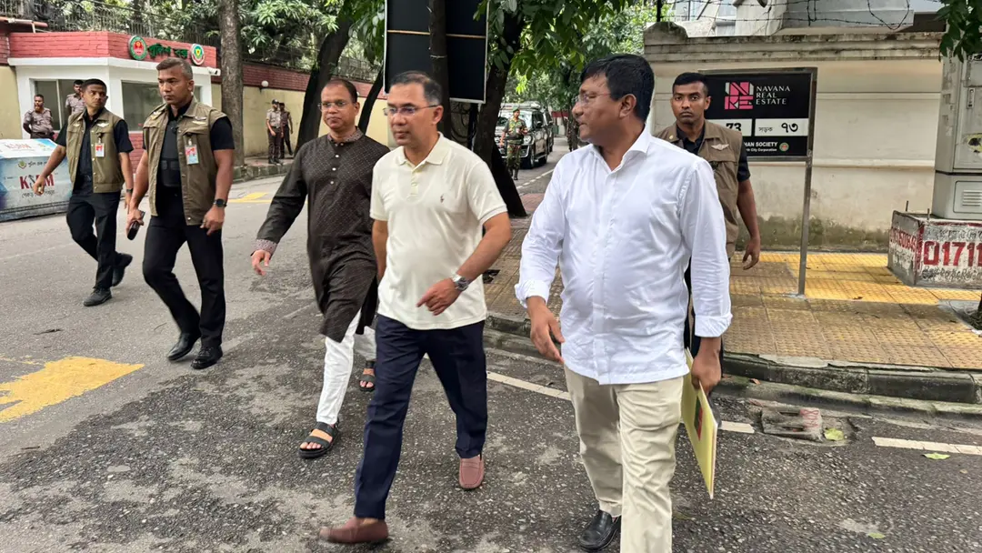 হেঁটে গুলশানের রাজনৈতিক কার্যালয়ে গেলেন প্রধানমন্ত্রী