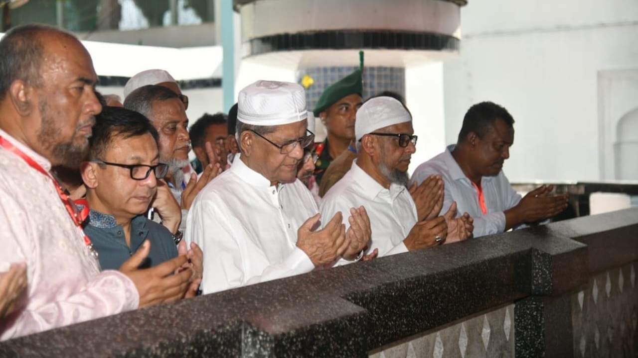 হযরত শাহজালাল (রহ.)-এর মাজার জিয়ারত করলেন রাষ্ট্রপতি